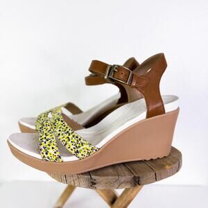 Crocs Leigh II Ankle Strap Graphic Wedges Sandals Hazelnut Gold Y2K 2000s Size 8